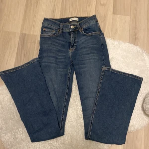 Blåa jeans  - Mörkblåa jeans från Ginatricot köptes förra året men inte kommit till användning sen dess. Jeansen har en tight passform, bra skick!!💞💞