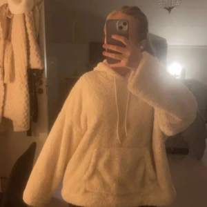 Teddy hoodie - Jätte mysig hoodie som är lurvig, har även i storlek M.
