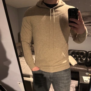 John Henric Cashmere hoodie - Säljer denna riktigt feta 100% cashmere hoodien ifrån John Henric som är i riktigt bra skick, sitter asgött och perfekt inför de kallare vädret som drar in nu, tveka inte att höra av dig! Storlek L