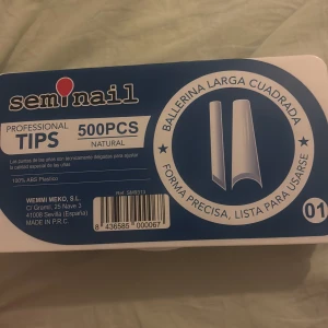 Seminail Professional Tips 500PCS - Säljer en låda med 500 professionella nageltippar från Seminail. De är i naturlig färg och har en ballerinaform med lång och fyrkantig design. Perfekta för att skapa snygga nagelförlängningar. Tillverkade av 100% ABS-plast för hållbarhet och enkel applicering. Säljer pga att jag råkade köpa två likadana. Endast använt ca 10 tippar och maximalt 2 av samma strl💕 pris kan diskuteras vid snabb affär
