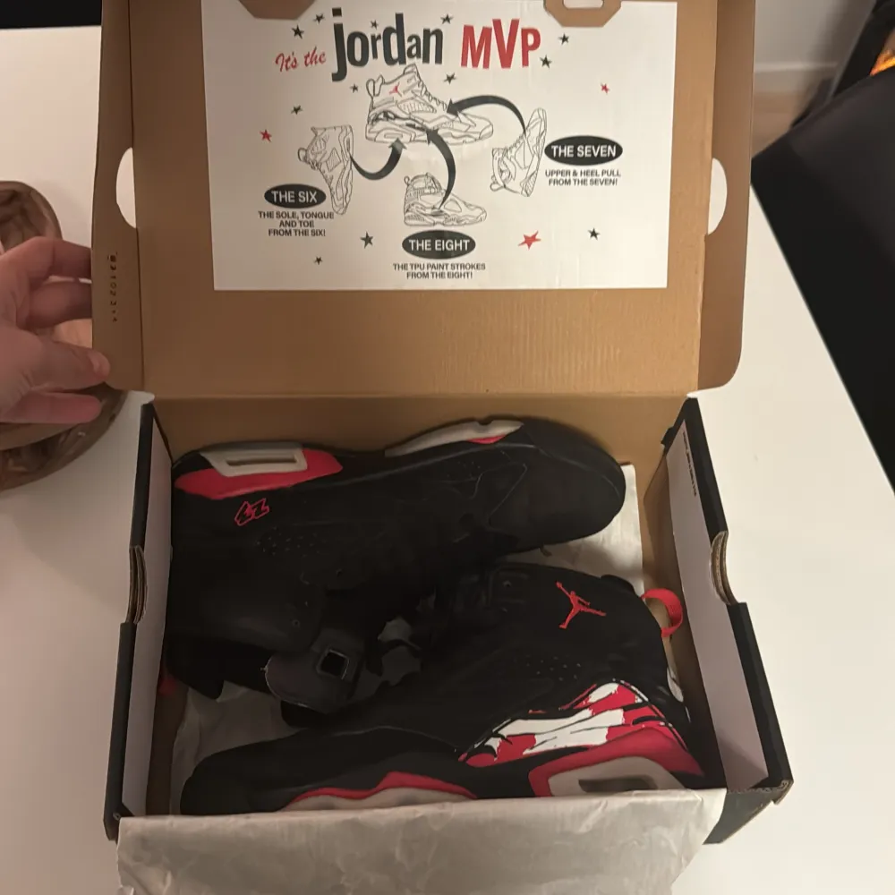 Jordans mvp använda få gånger. Ny pris 2000kr , inga skador bra skick. Pris kan diskuteras För vidare info kontakt: 073-679 74 69. Skor.