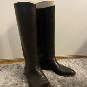 Mörkbruna skinnstövlar - Säljer ett par klassiska mörbruna skinnstövlar i mycket bra skick. De är höga och perfekta för höst och vinter. Stövlarna har ingen dragkedja eller liknande. Min mormors gamla men finns inga tydliga defekter. Storlek 37! 💓💓💓