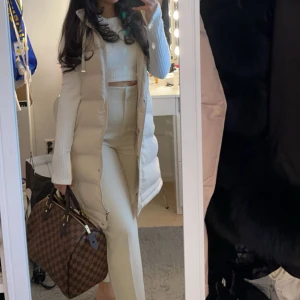 Medellång väst - Säljer min Beiga väst från zara, då den inte kommer till någon användning för mig. Den är i mycket bra skick.