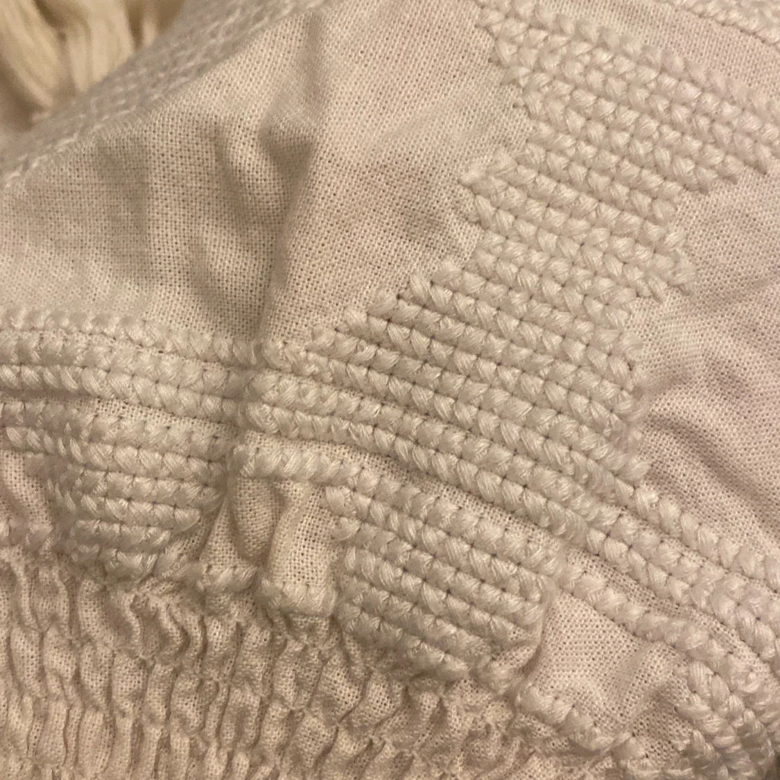 Vit kjol med tofsdetaljer - 91