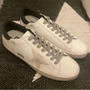 Golden goose - Hej, aldrig använda. Svart häl, vill bli av med dom så snabbt som möjligt. Ställ frågor om ni har. Innermått: ~29cm