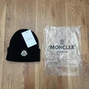 Moncler mössa - Skit fett Moncler mössa perfekt nu till vintern 