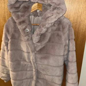 pälsjacka med huva - Dam rosa pälsjacka. Sparsamt använd, fint skick. Storlek s