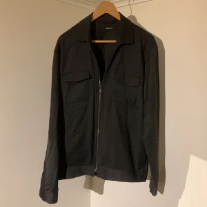 J.Lindeberg Jacka  - Säljer denna sjukt snygga J.Lindeberg jackan just nu🍁⭐️ Jackan är helt oanvänd och har inga defekter alls✅ Färgen är svart och storleken är M✅ Passformen är grym och den passar perfekt som vår och höst jacka🙌🍁 Hör av er vid frågor eller funderingar🙌