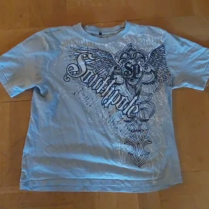 Rare grå southpole T-shirt🗿🦅 - Säljer en Rare grå soutpole T-shirt med storleken XXL. Passar som L. True oldgen T med as skön graphic. 100% bomull. Litet hål under ena armhålan som lätt kan lagas.