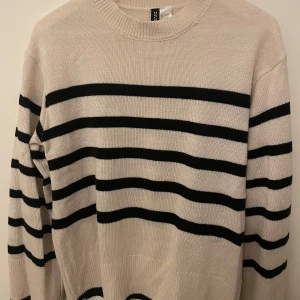 Randig tröja - Säljer då den aldrig kommer till användning nå mer, näst intill oanvänd☺️