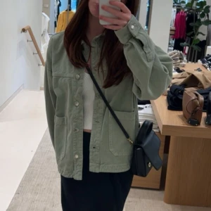 Grön jeansjacka - Säljer en snygg grön jeansjacka från Zara i normal passform. 