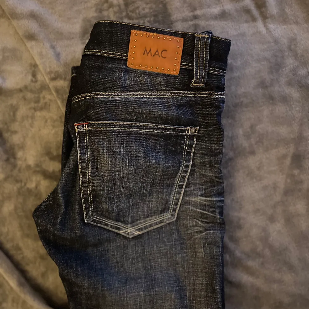 Säljer ett par snygga mörkblå jeans från Mac Boyfriend. Raka i passformen med mycket detaljer🩷 80-83 i midjemått. Jeans & Byxor.