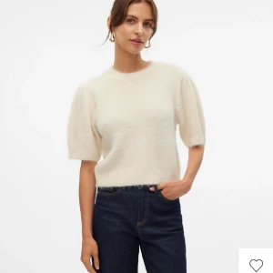 Stickad pullover - Säljer min stickade tröja, använd max 3 gånger, tvättad en gång 💓 säljer för att det inte är min stil längre, ny pris 350 Priset kan dissekeras vid snabb affär 