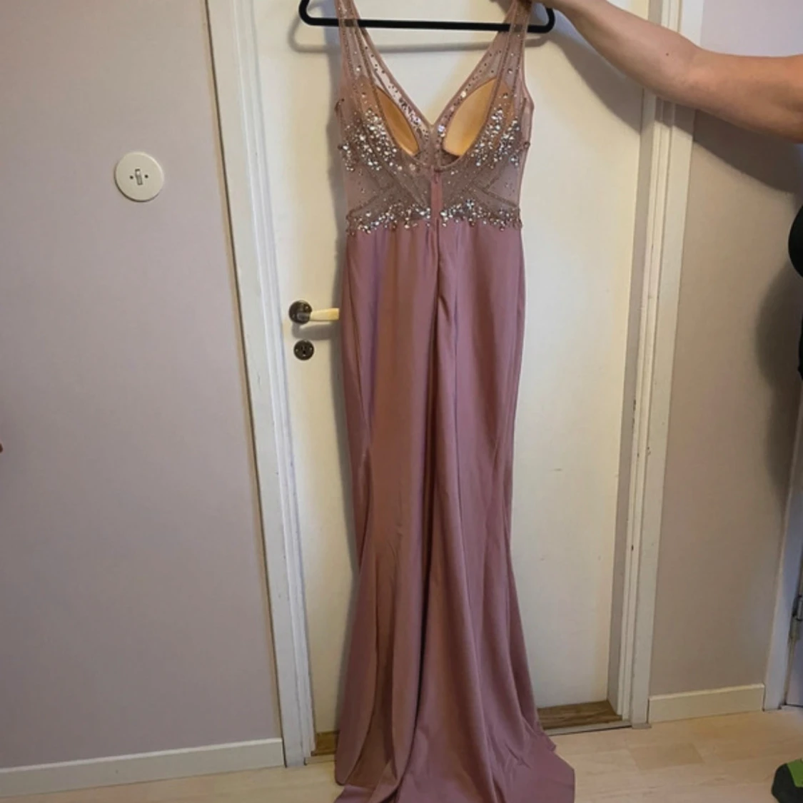 Rosa långklänning med pärlor - 91