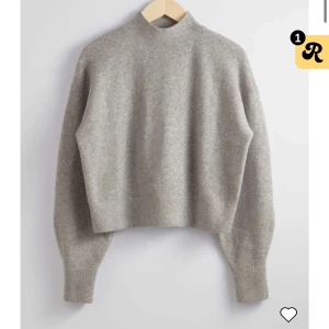 Grå stickad polotröja - Säljer en supermysig grå stickad polotröja från & Other Stories. Passar perfekt till både jeans och kjol!