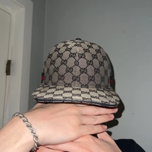 Gucci keps  - Äkta Gucci keps, öppen för byten  kan gå ner i pris vid snabb handel, Skriv vid frågor eller så❤️