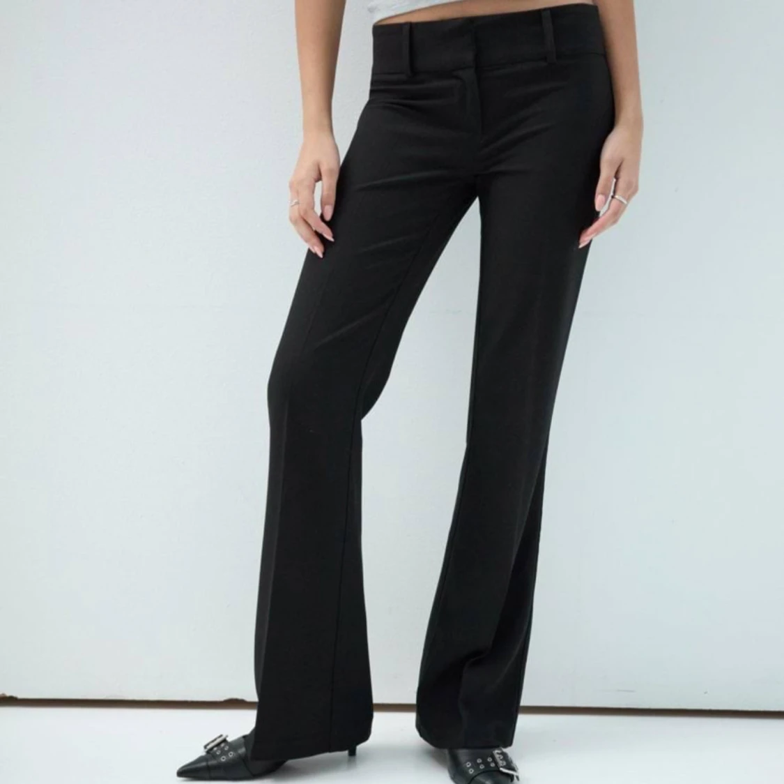 Svarta lågmidjade kostymbyxor från Nelly - 91
