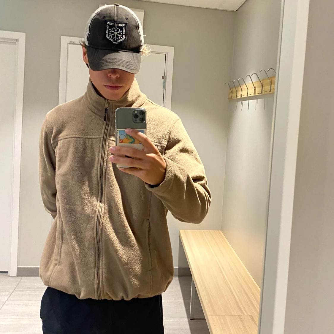 Beige fleecejacka med dragkedja