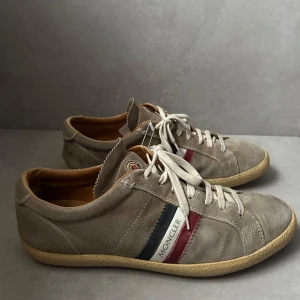 Beige sneakers från Moncler - ett par moncler skor || strlk 42 || skicket är 7/10 || hör av er vid intresse!