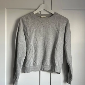 Sweatshirt  - Säljer denna gråa sweatshirt från Ginatricot i storlek XS. Den är använd men i bra skick. Köparen står för frakten💕