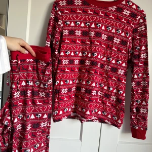 Jul pyjamas  - Jul pyjamas från Christmas Sweats i storlek XS. Använd vid enstaka tillfällen. Superbra skick. Köparen står för frakten❤️
