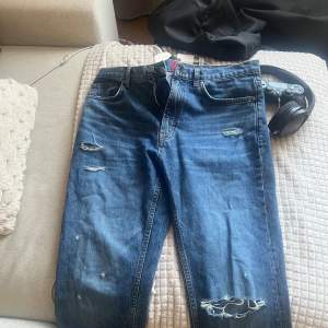 Fin modell jeans straight/slim fit använd cirka 2 gånger köpta från johnells men ingen kvitto hittats 