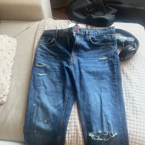 Hugo jeans  - Fin modell jeans straight/slim fit använd cirka 2 gånger köpta från johnells men ingen kvitto hittats 