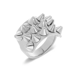 Silvrig ring med nitar - Cool och edgy silvrig ring med nitar som ger en punkig känsla. Perfekt för att ge din outfit en tuff touch. Ringen är i metall och har en glänsande finish. Passar både till vardags och festliga tillfällen.