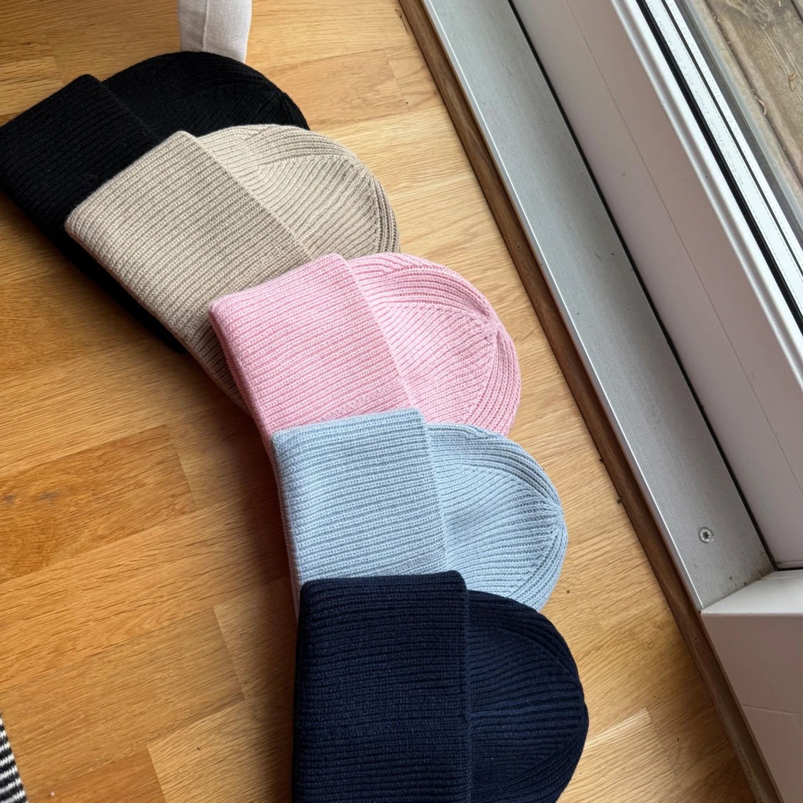 Färgglada ribbade mössor