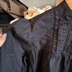 Svart blus  - Hur söt blus från Zara? Liknande Isabel Marant blusar från tidigare kollektioner, kontakta vid intresse kan diskutera pris om det går snabbt!❤️❤️Passar perfekt nu när boho stilen är trendigt igen