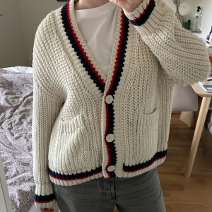 Kofta - Cool stickad kofta, jättebra skick!