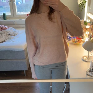 Rosa Stickad Tröja - Säljer en rosa stickad tröja från h&m i bra skick. Storlek Small (jag är 170)❣️