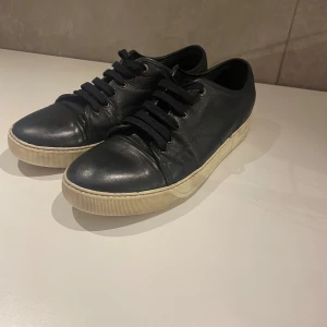 Lanvin  - Nu säljer jag ett par lanvins (43). Bra skick, dom är tvättade hos en professionell skorengörare. 