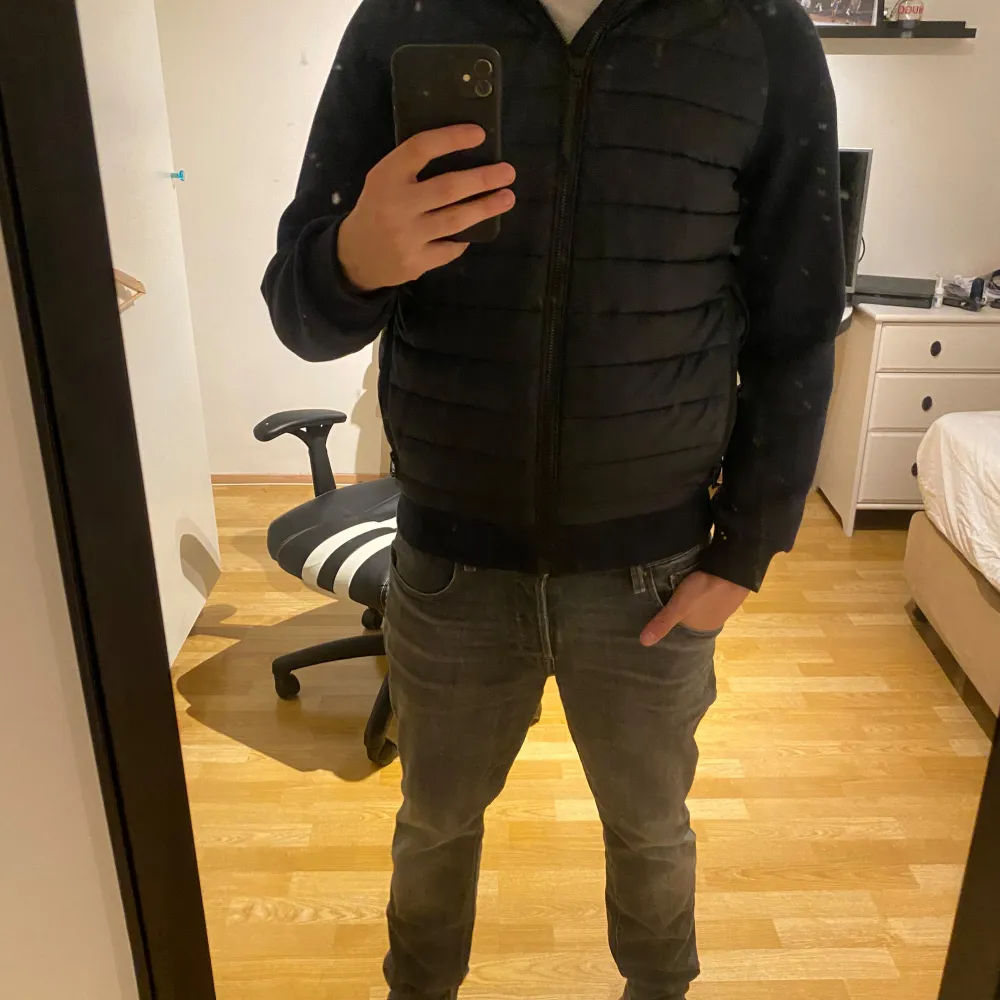 Säljer en svart pufferjacka från Superdry i mycket bra skick. Jackan har en quiltad design med dragkedja och huva. Perfekt för höst och vår, med en normal passform som funkar till det mesta. Den är både snygg och praktisk för kyligare dagar.. Jackor.