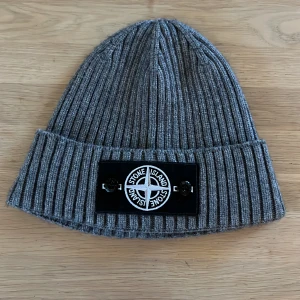 Stone island mössa - Säljer denna feta Stone island mössa. Den e andvänd men ändå i bra skick och är perfekt nu till vintern, kan gå ner i pris vid snabb affär mvh Adrian.