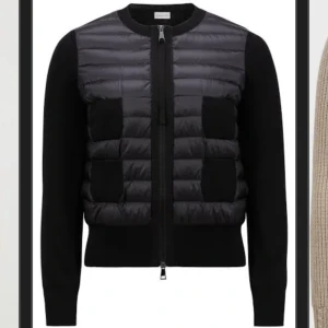Svart jacka från Moncler - Säljer en snygg svart jacka från Moncler. Den har en quiltad framsida med dragkedja och långa ärmar. Perfekt för höst och vår när du vill hålla stilen. Jackan är i mycket bra skick och har en normal passform. Moncler-loggan syns på ärmen. Passar både till vardags och lite finare tillfällen.