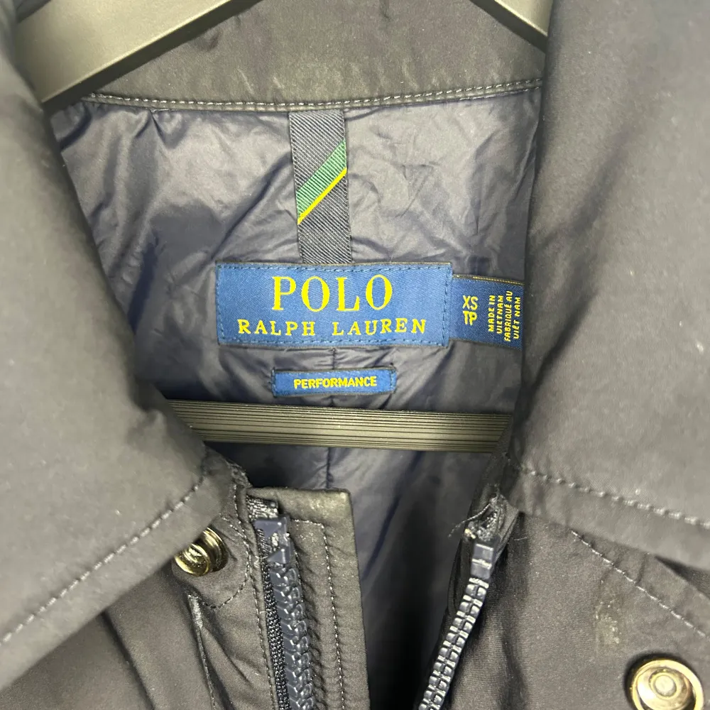 Riktigt fet fieldjacket från Ralph Lauren, eftertraktad och perfekt för kommande säsonger! Storlek Xs men passar S, även water repellent! I extremt bra skick och använd endast förra vintern! Hör gärna av er vid flera frågor eller funderingar!💫💯. Jackor.