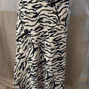 Zebramönstrad kjol - Lång kjol, sne skuren nertill