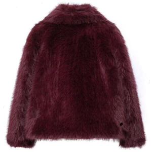 Trendig fuskpälskappa  - När jag äntligen fått tag i den finaste vinter vår och höst kappan behöver jag tyvärr sälja den då den ej passar  Helt oanvänd och oskadd, otroligt eftersedd och utsåld, passar S-L, ej äkta päls  Orginalpris 1500 säljer för 800 men kan diskuteras 💕