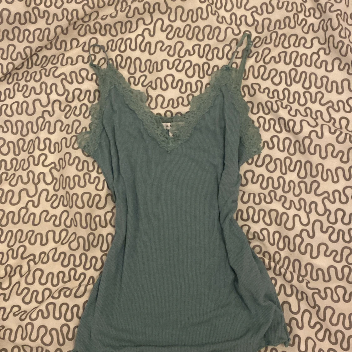 Grön ribbad linne med spetsdetaljer