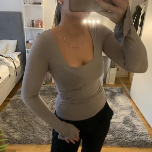 Långärmad beige topp - Super skön och snygg topp från Gina. Stretchigt material. Varsamt använd, mycket fint skick! Storlek xs. 💓💓💓
