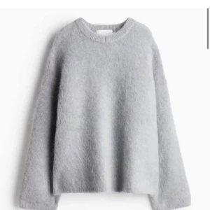 H&M stickad tröja  - Säljer nu min stickade tröja från hm pågrund av att den inte kommer till användning. Skriv om du vill ha fler bilder!💗
