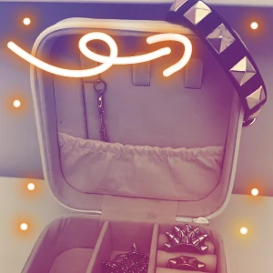 Nitarmband guld - ⭐️⭐️ Säljer mitt jättefina Nitarmband i guld då jag har bytt till silver, tveka inte o fråga vid minsta fundering jag brukar svara väldigt snabbt om de ej är skola⭐️⭐️