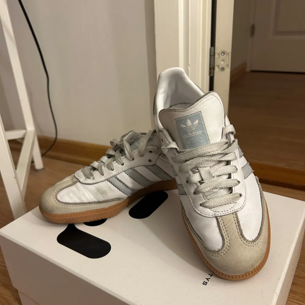 Säljer mina adidas samba i storlek 38 som är i mycket bra skick. Köptes i september 2024 och har använts ett fåtal gånger sedan dess. Köptes för 1250kr. Skriv för frågor!. Skor.