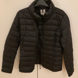 Svart jacka från Only - Säljer en svart jacka från Only i mycket bra skick. Den har en dragkedja framtill och är perfekt för höst och vår. Jackan är långärmad och har en stilren design som passar till det mesta. Perfekt för dig som vill ha en snygg och praktisk jacka!