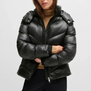 Svart pufferjacka från Boss - Säljer en snygg svart pufferjacka med huva, perfekt för kalla dagar. Huvan går att ta av och på. Den är väldigt varm och jag har åkt skidor i den en gång och var även varm även om den inte är vatten tålig,orginal pris 4399 skriv om du har frågor ❤️