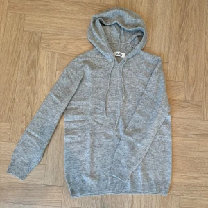 Grå hoodie från G.O.T - Medium Grå