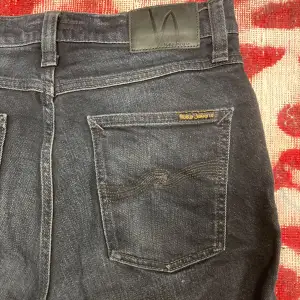 Svarta Nudie jeans storlek w28 L32 ny pris ca 1600 mitt pris 699 men priset är inte hugget i sten skicket är 7/10 de enda är att den har ett litet hål i vänster framficka som ni ser på sista bilden.  Kontakta mig om ni har några frågor????