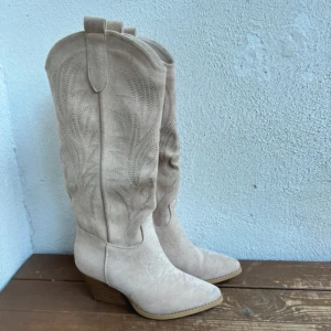 Snygga unika boots - Knähöga och sjukt fina! - Nude färg