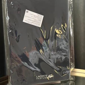 Lacoste iPad-Case - Mörkblått Lacoste iPad-Case, aldrig använt eller öppnad förpackning.